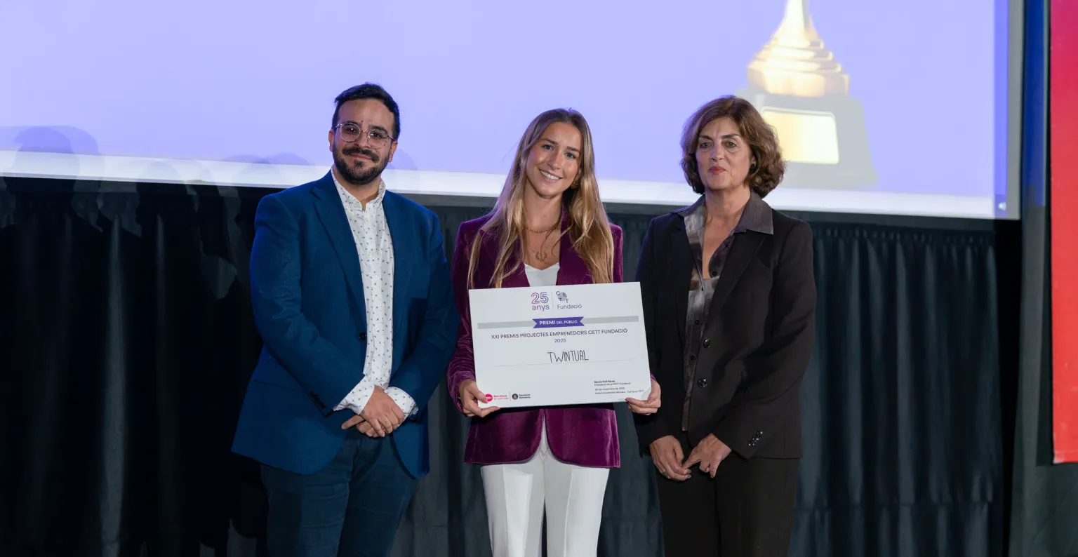 La CEO de Twintual sosteniendo el diploma del Premio del Público