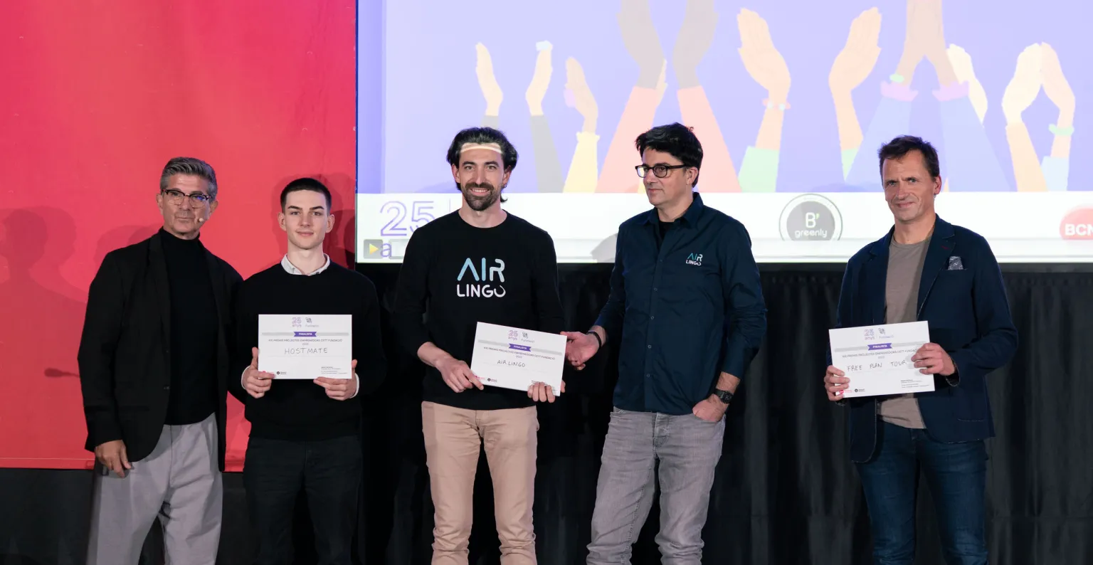 Los finalistas sosteniendo su diploma