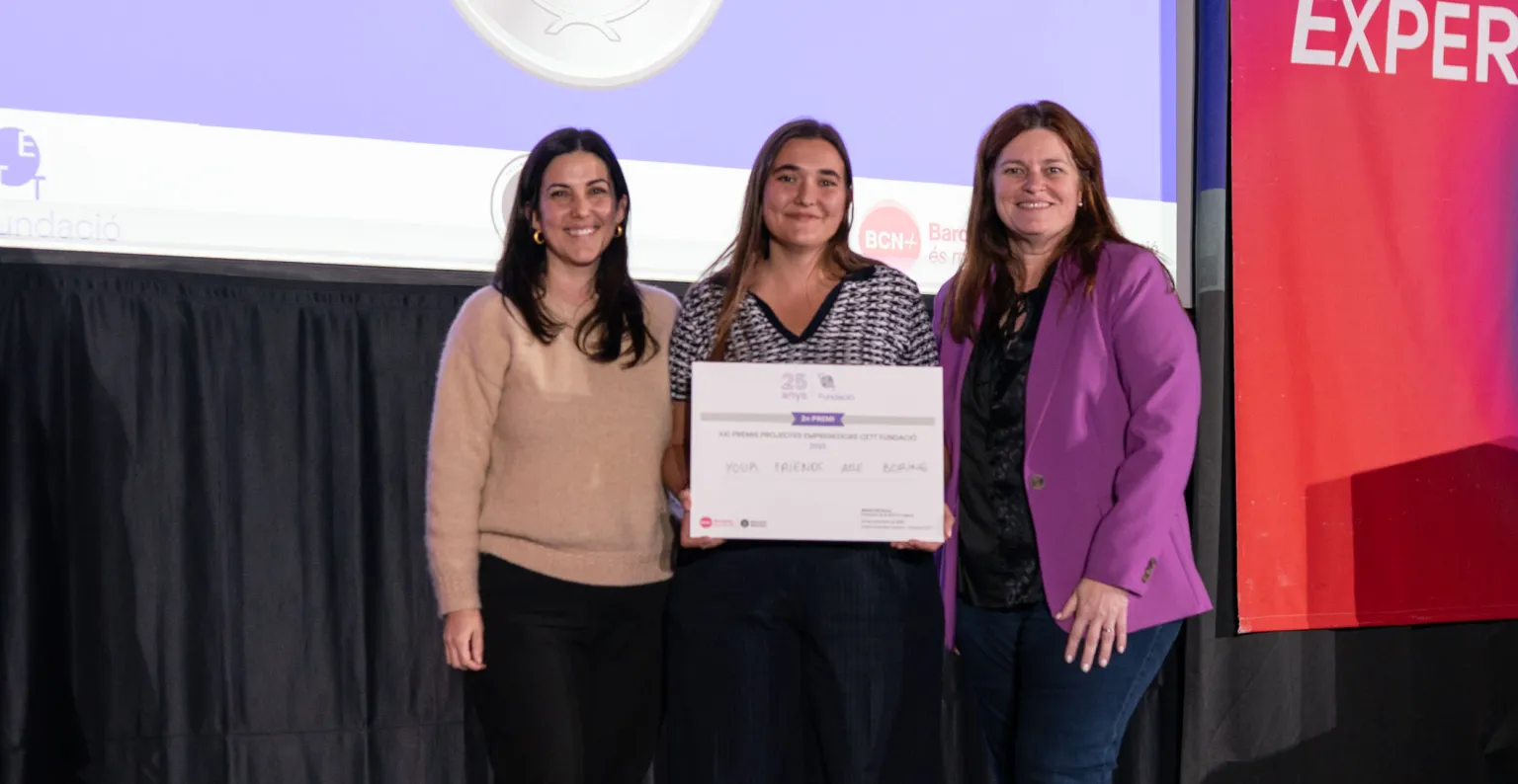 La CEO de Your Friends Are Boring sosteniendo el diploma 