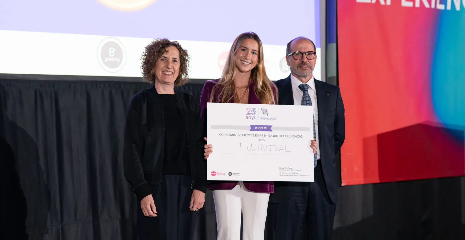 La CEO de Twintual sosteniendo el diploma de ganadora