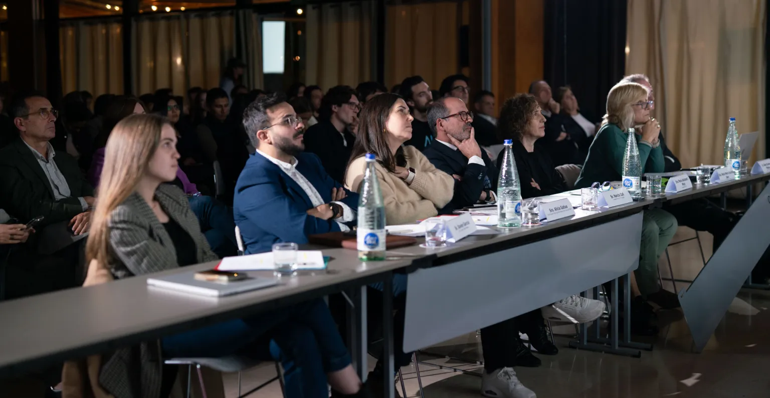 El jurado atento a las presentaciones de los ponentes