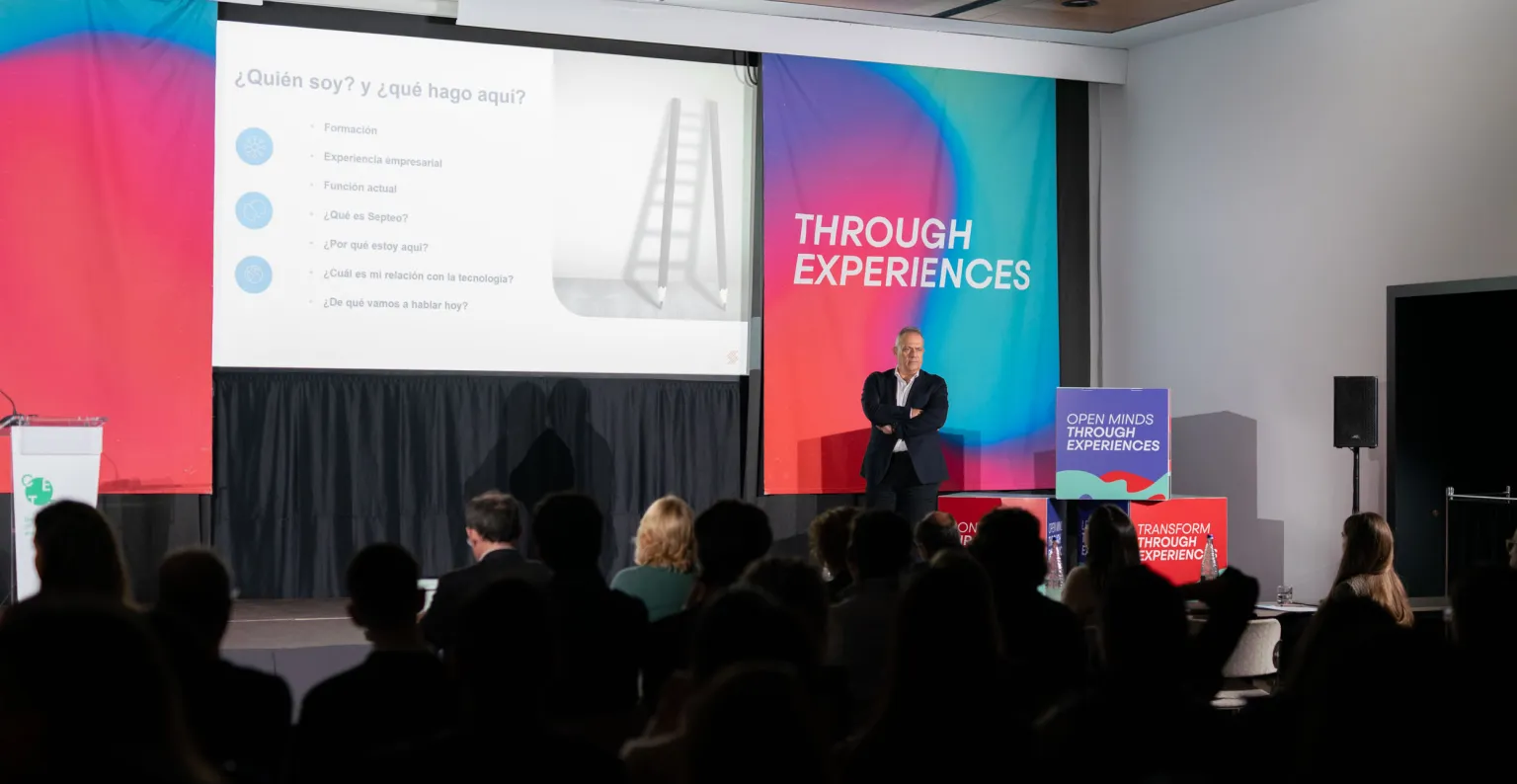 Manuel Ortiz Paredes, keynote del acto, hablando sobre el escenario