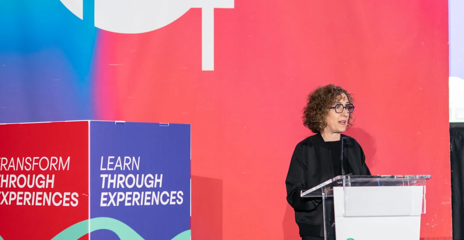 La Dra. Maria Abellanet i Meya, presidenta del CETT, hablando sobre el escenario