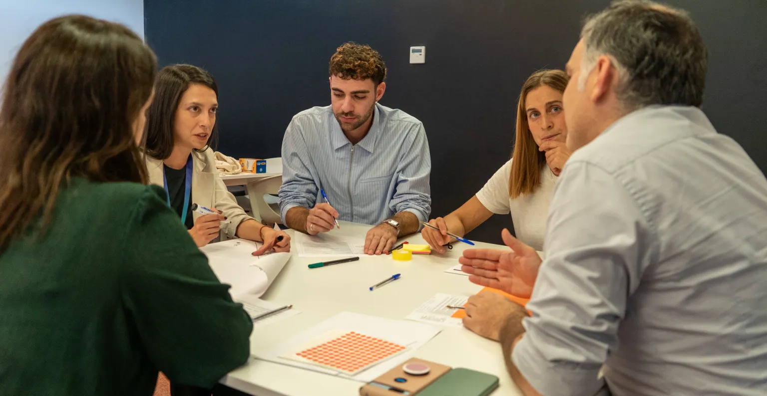 Miembros del acto debatiendo en una mesa