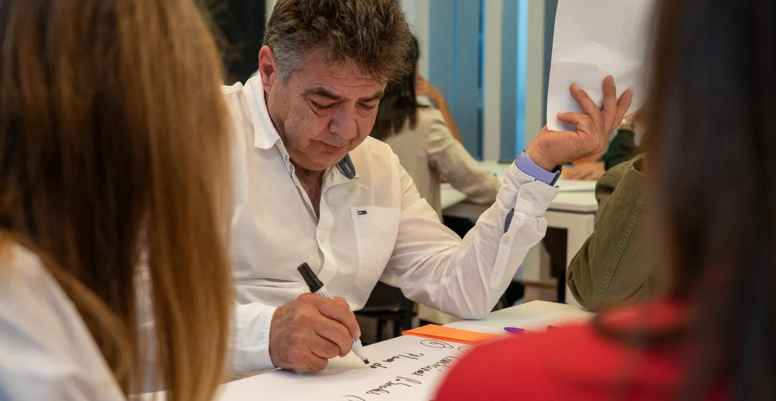 Hombre escribiendo sobre un papel