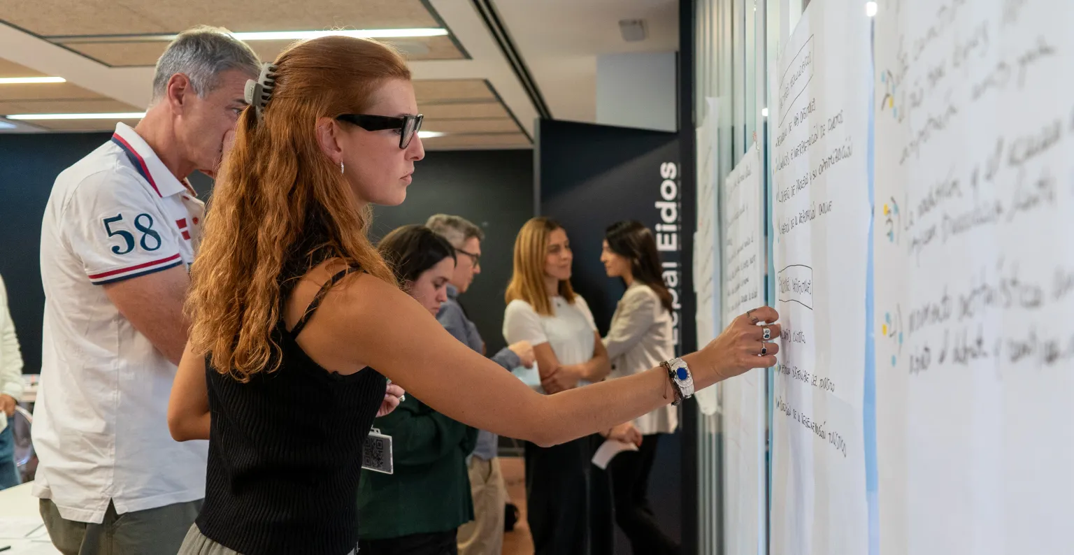 Persona escribiendo en la pizarra