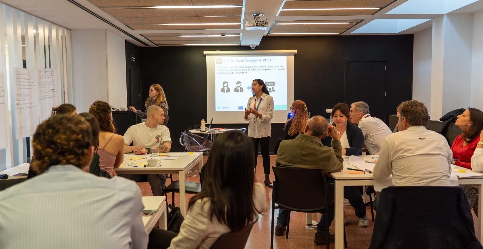 Imagen de una sala con los miembros del workshop