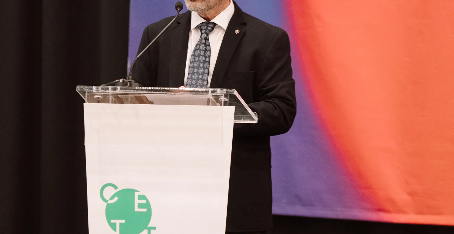 Persona hablando en el escenario