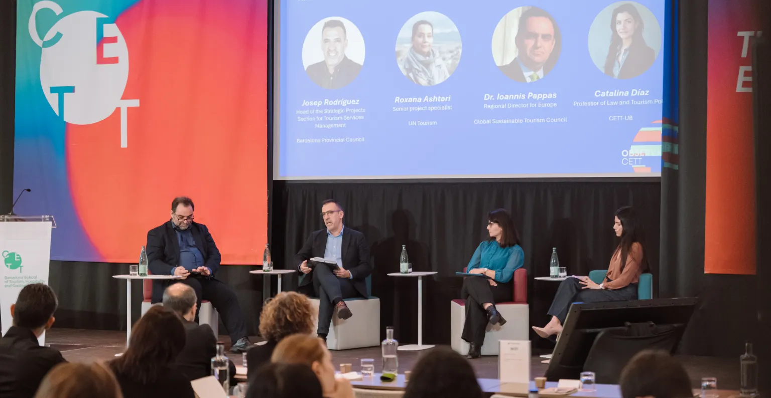 Ponentes hablando durante la mesa redonda