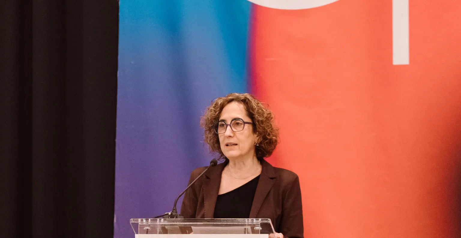 Persona hablando en el escenario