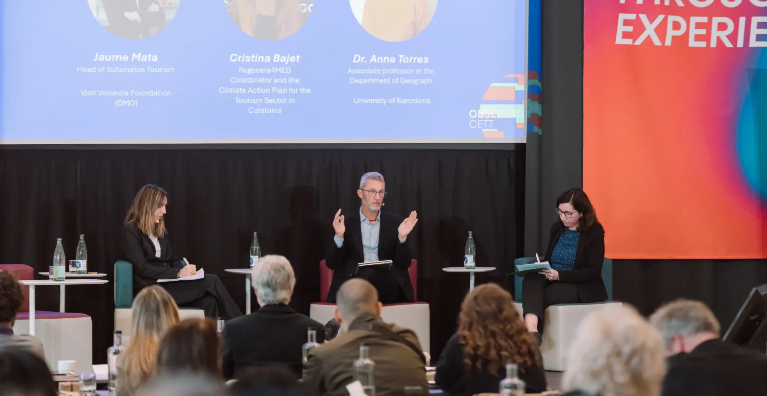 Personas en el escenario hablando