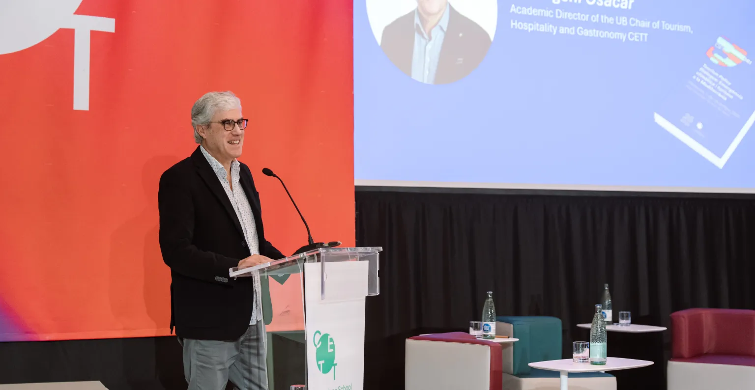 Persona hablando en el escenario