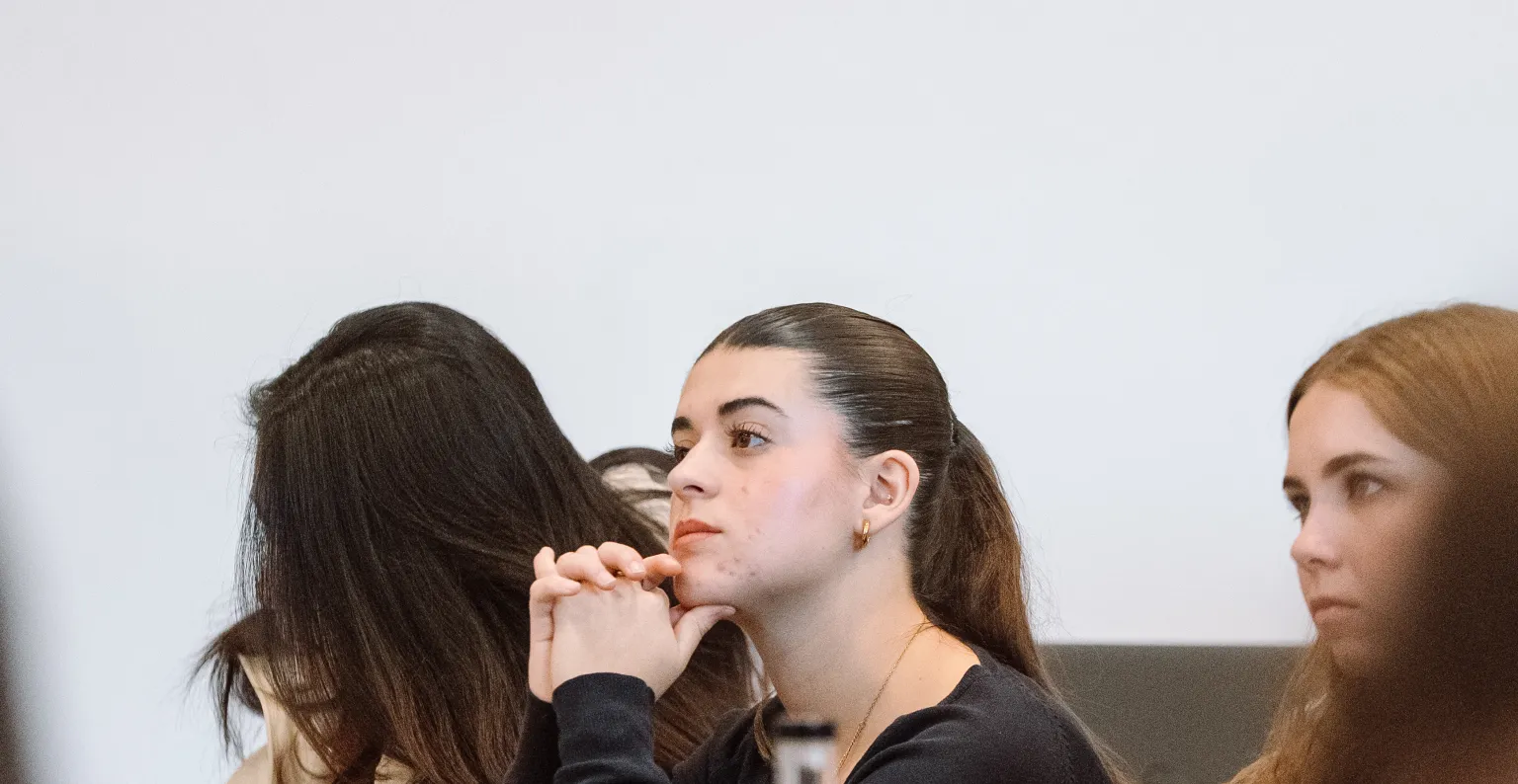 Personas del público atentas