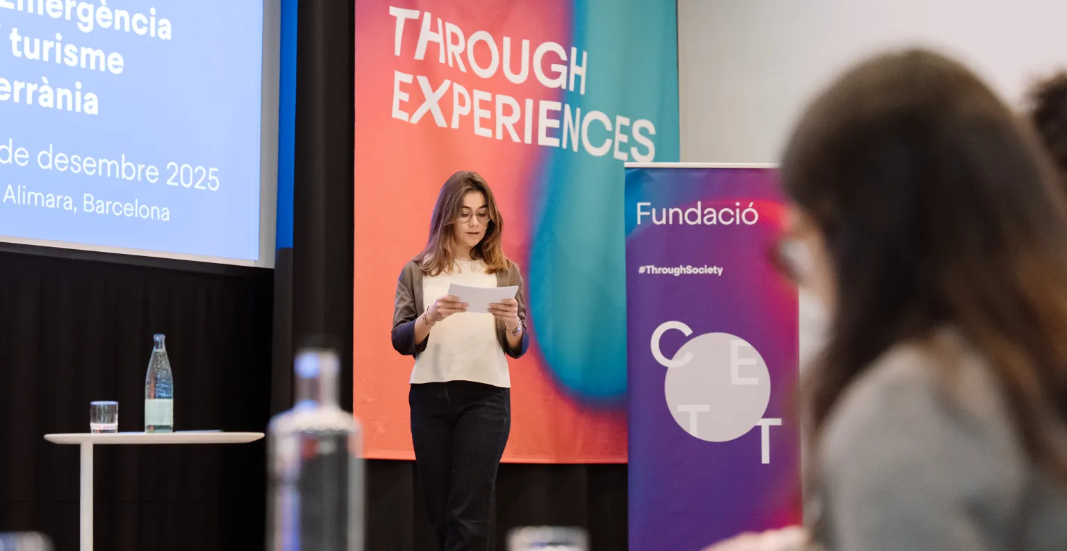 Presentadora del evento en el escenario