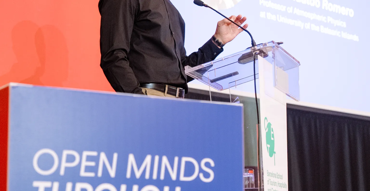 Persona hablando en el escenario