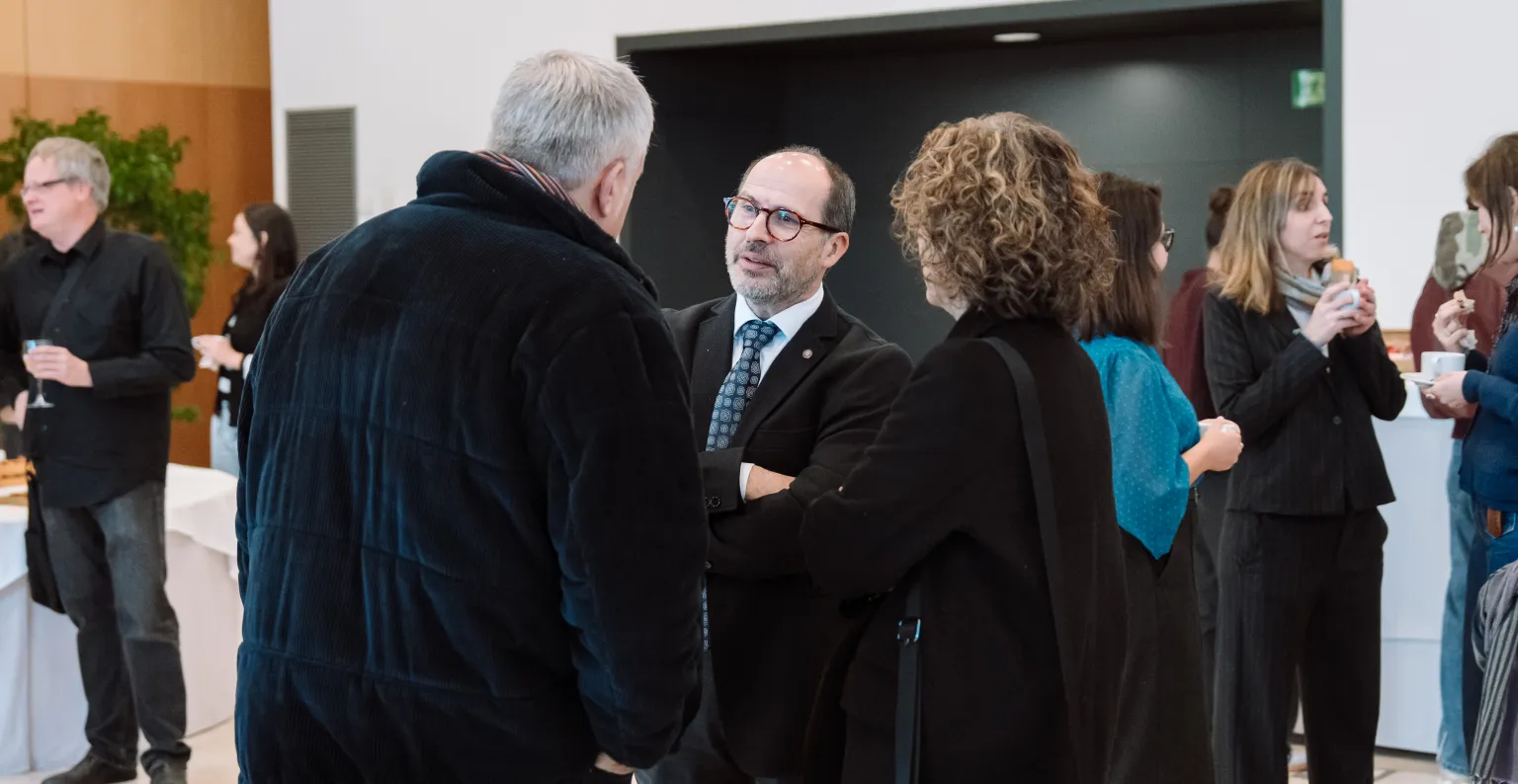 Personas hablando en la pausa del café