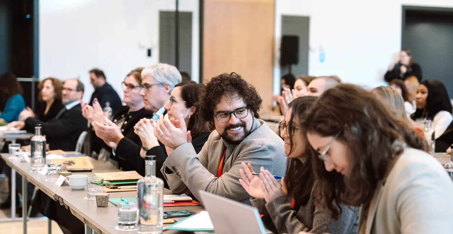 Personas prestando atención al evento