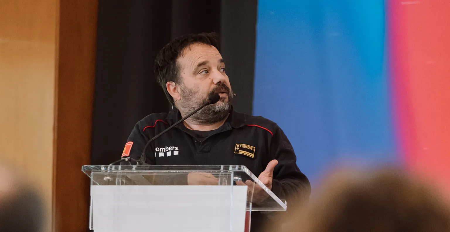 Persona hablando en el escenario