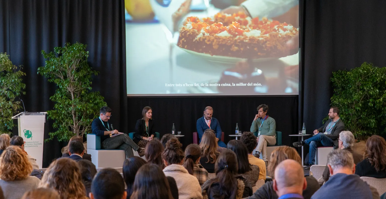 Personas escuchando la presentación