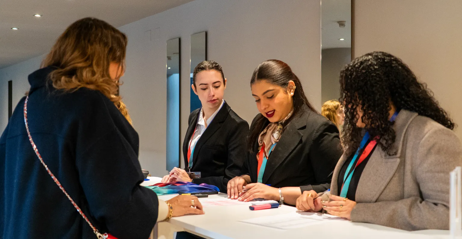 Personal del hotel dando la bienvenida a los invitados