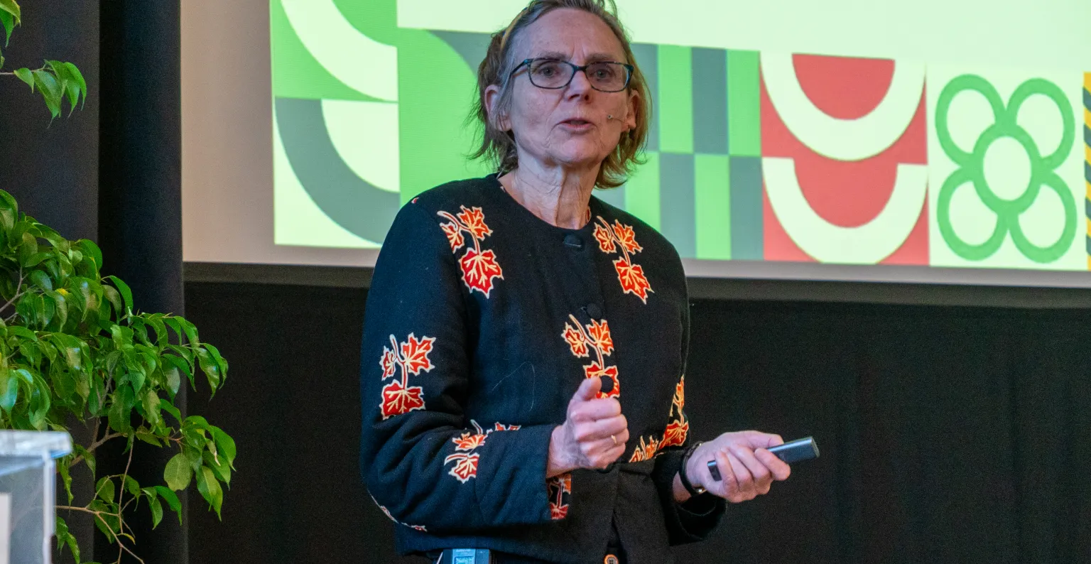 Persona hablando en el escenario