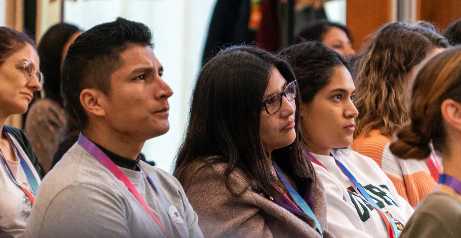 Público asistente prestando atención al evento