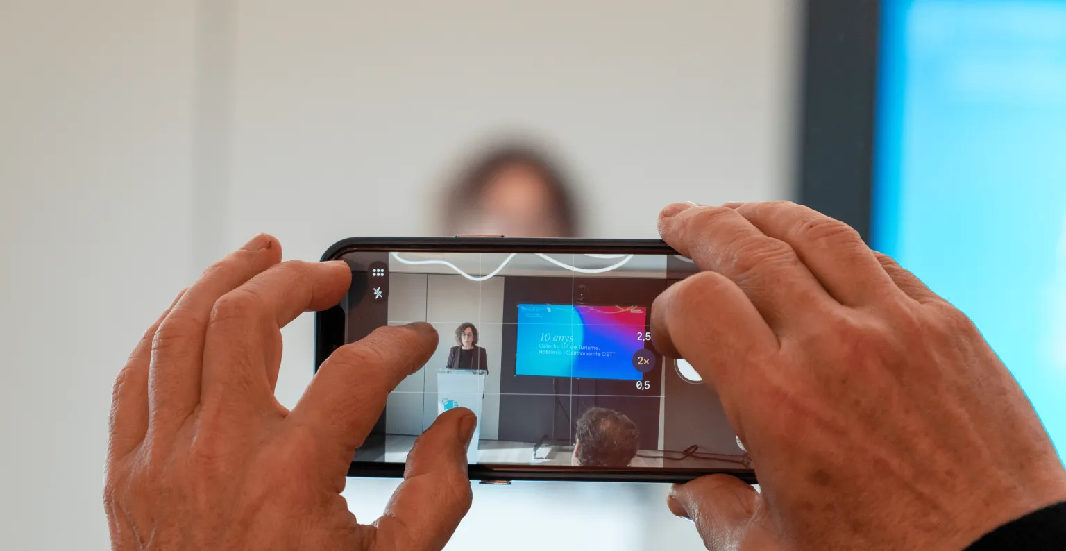 manos haciendo una foto con un móvil