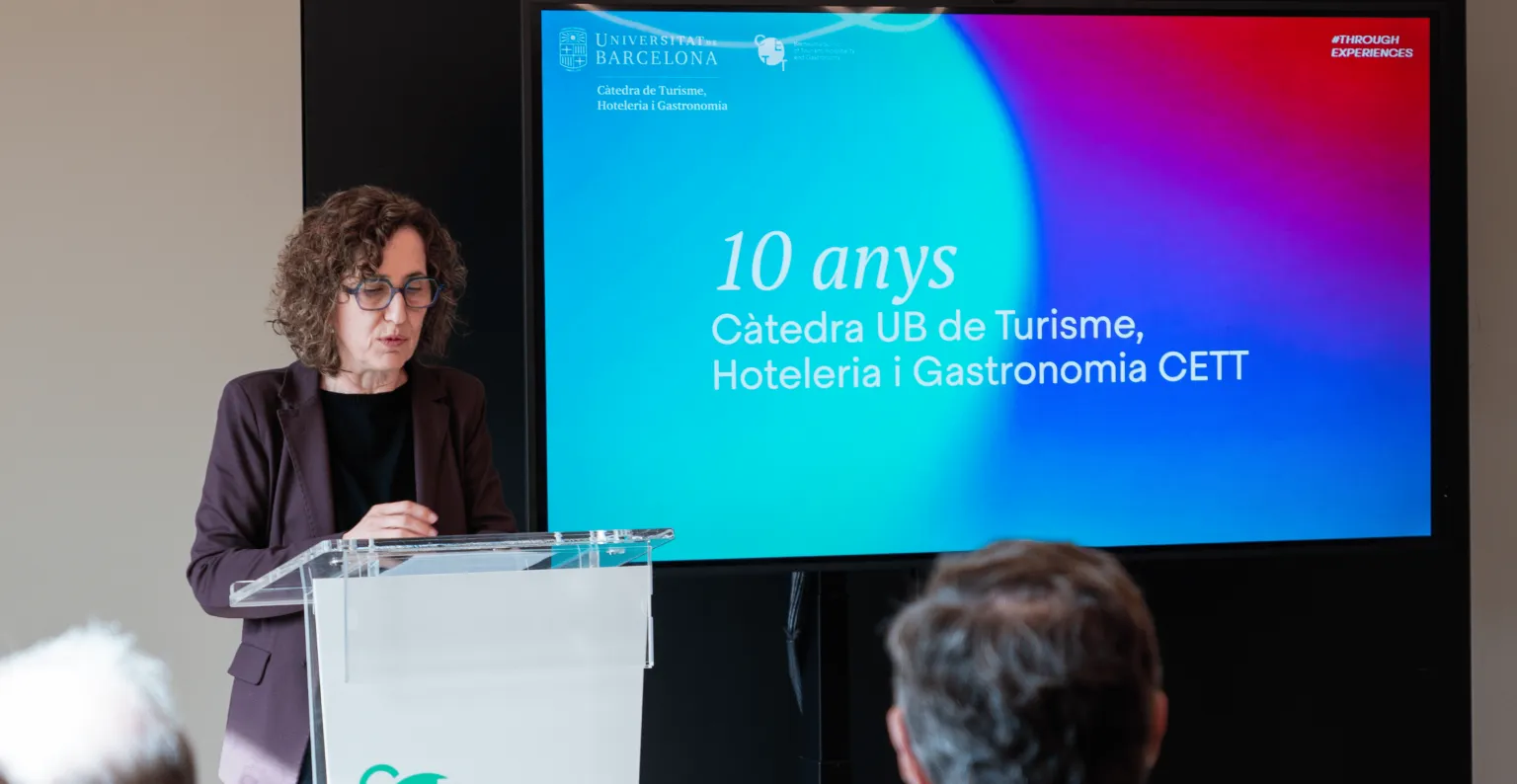 Persona hablando en el escenario