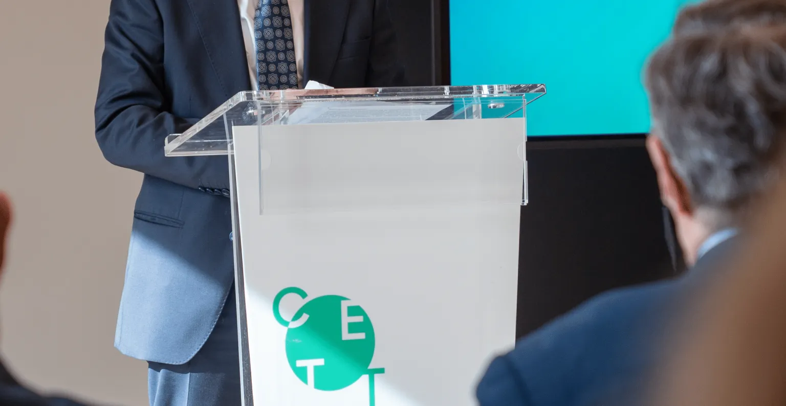 Persona hablando en el atril