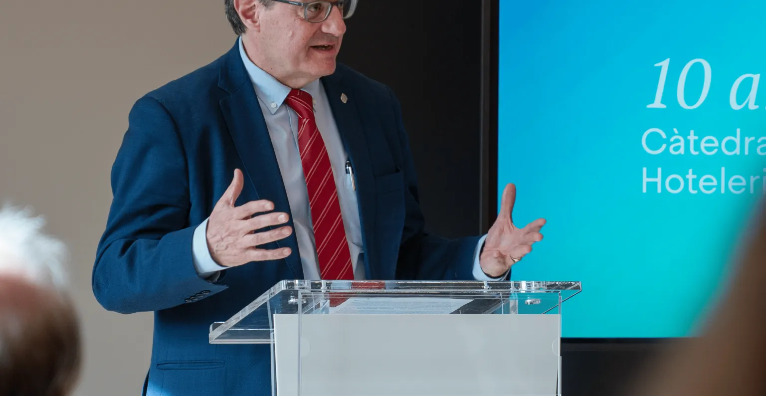 persona hablando en el atril