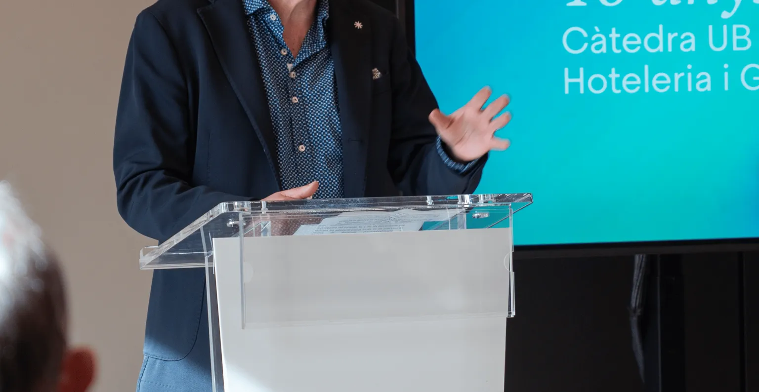 persona hablando en el atril