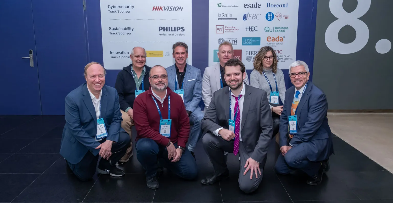 grupo de personas posando para una foto