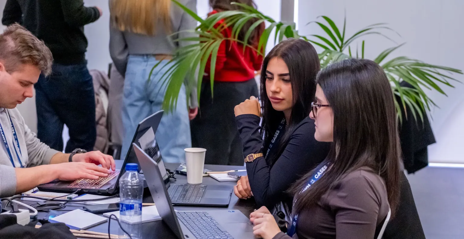 grupo de personas debatiendo