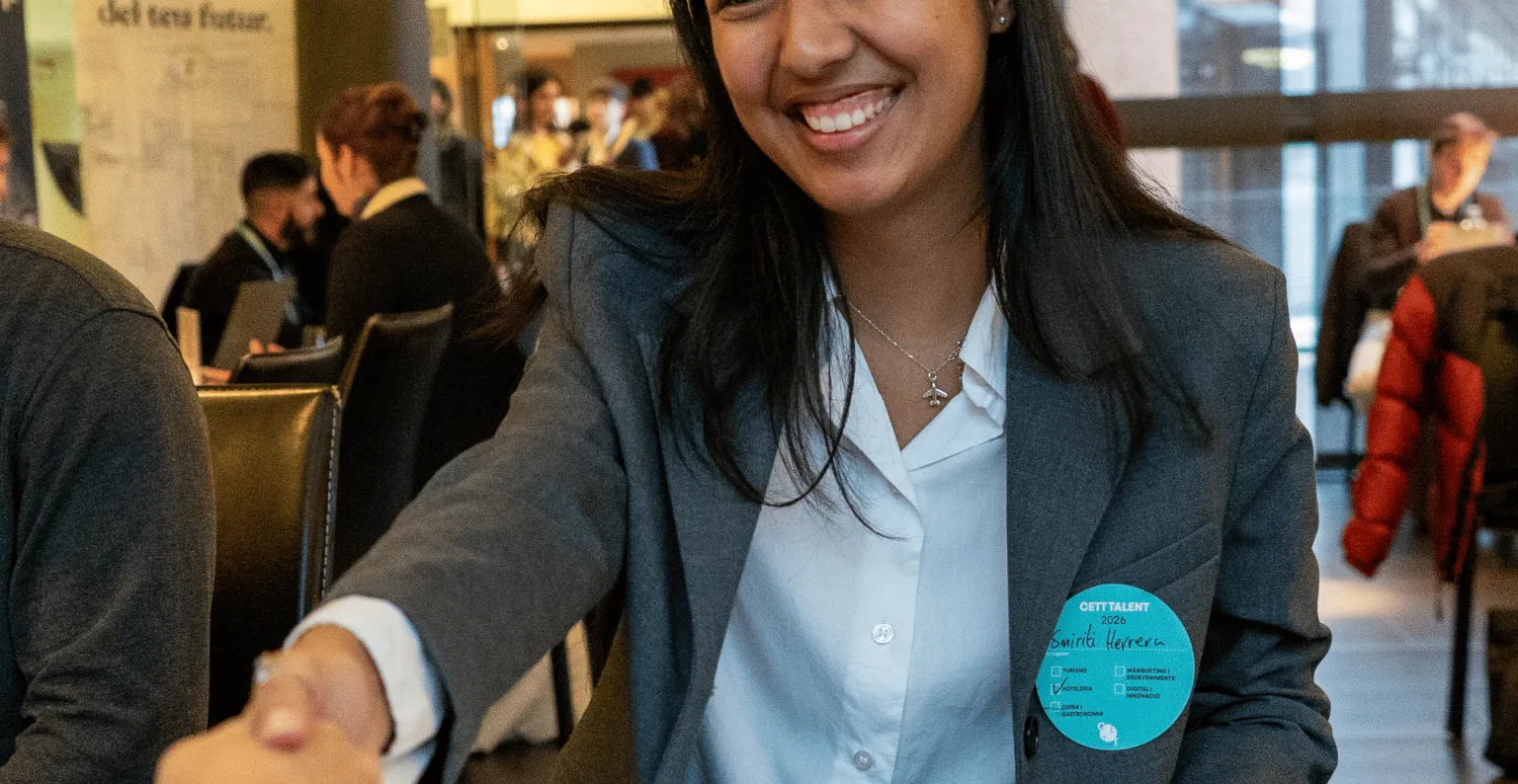 persona extendiendo la mano