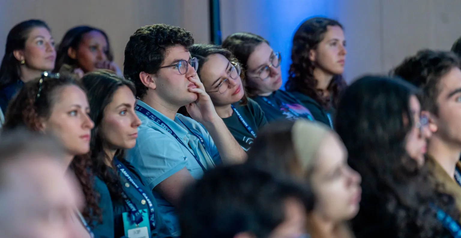 oyentes atendiendo una ponencia