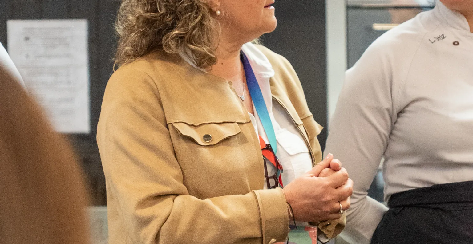 persona en primer plano hablando