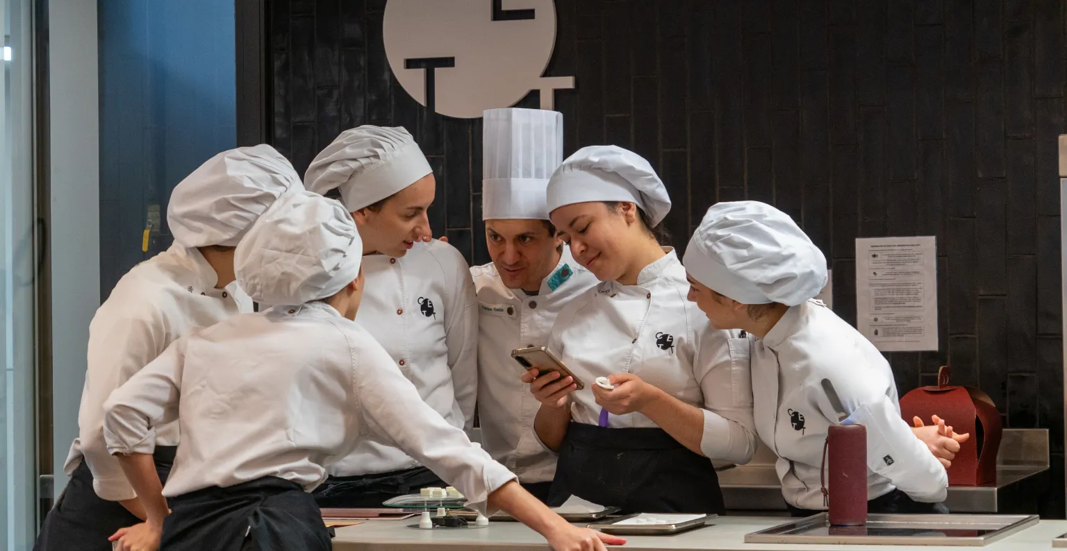 grupo de personas mirando un móvil