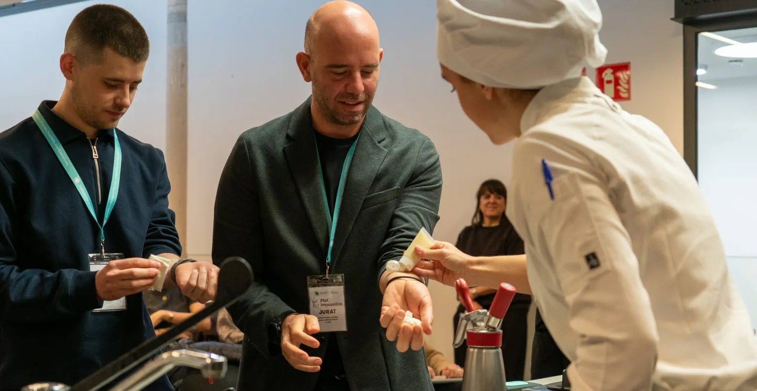 Persona aplicando crema sobre la mano de otra
