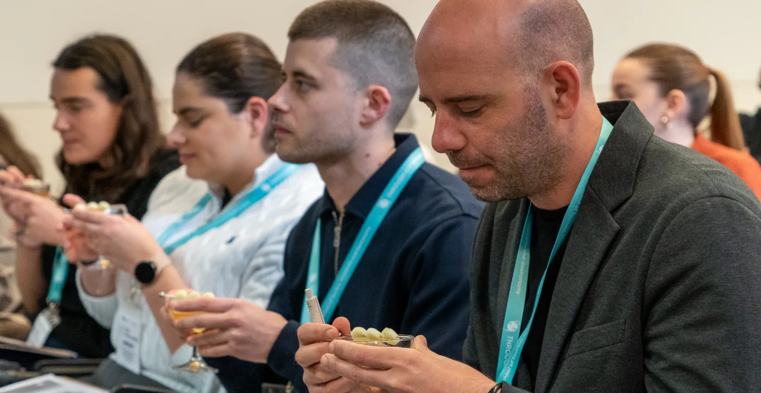 grupo de personas probando una comida