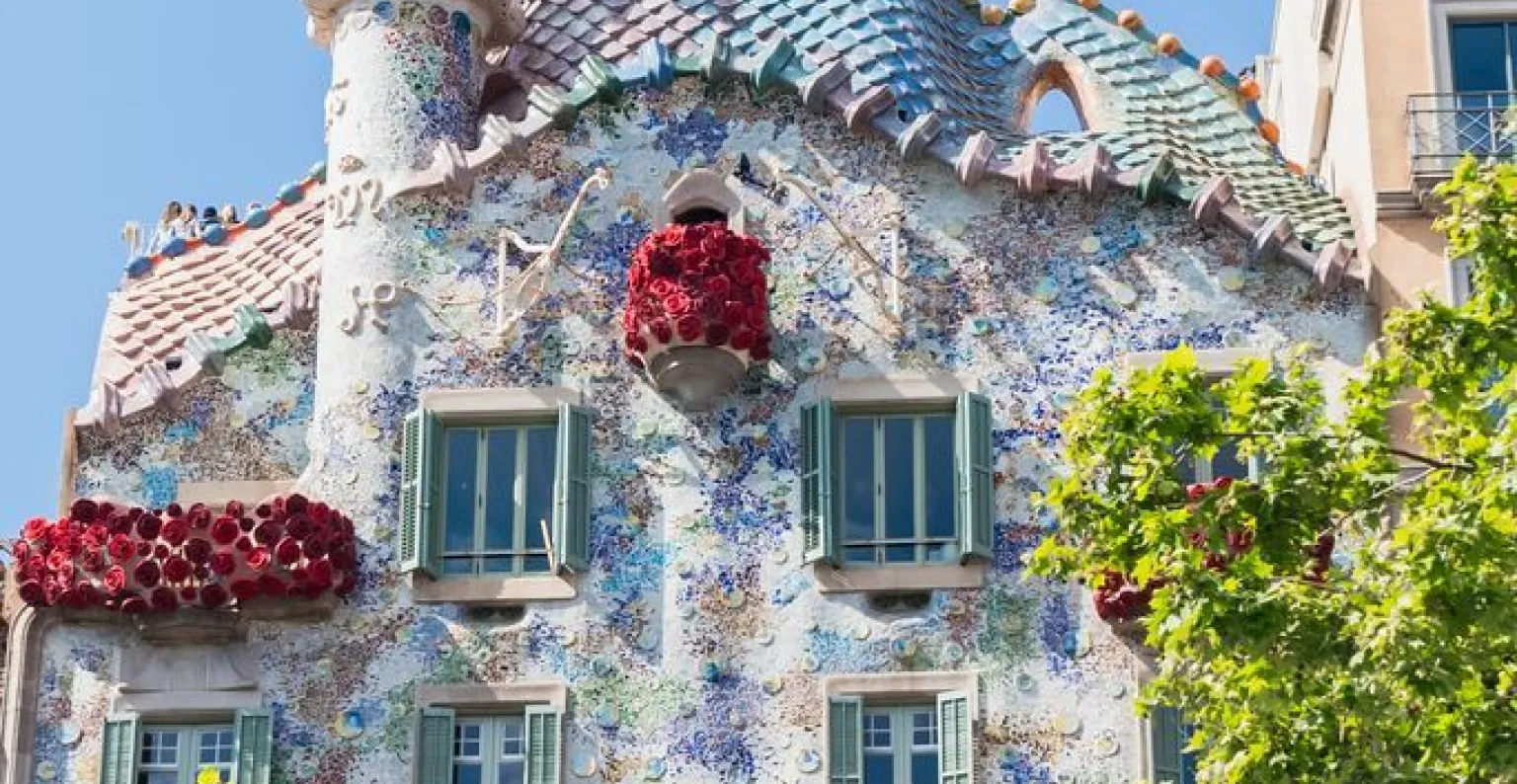 Casa Batlló decorada con rosas de Sant Jordi