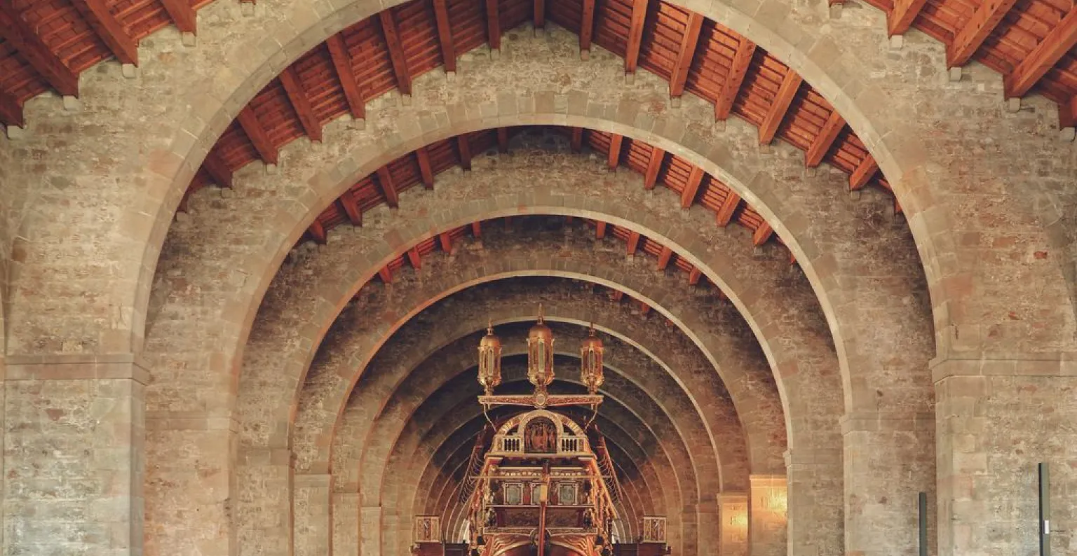 Interior de les Drassanes Reials del Museu Marítim de Barcelona