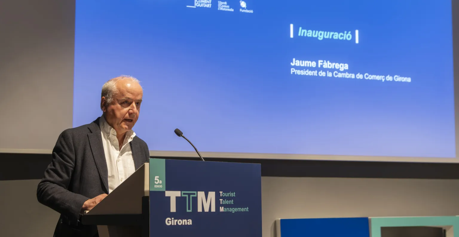 persona hablando en el escenario