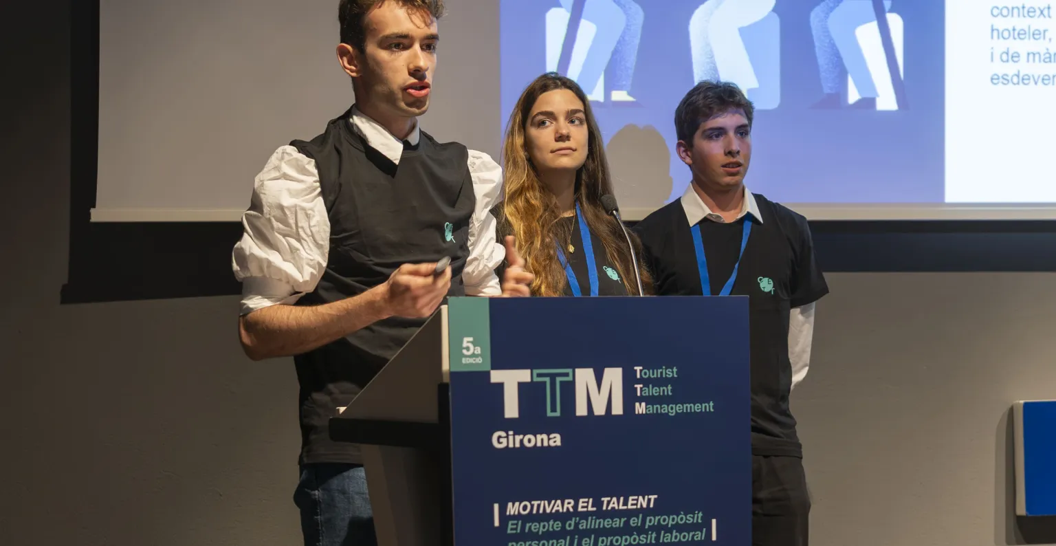 alumnado presentando un estudio