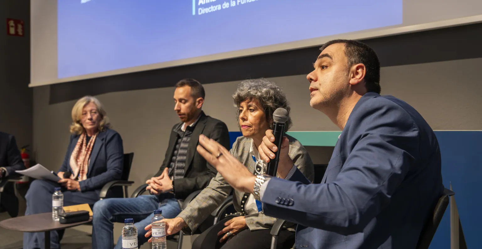 integrantes de una mesa redonda hablando