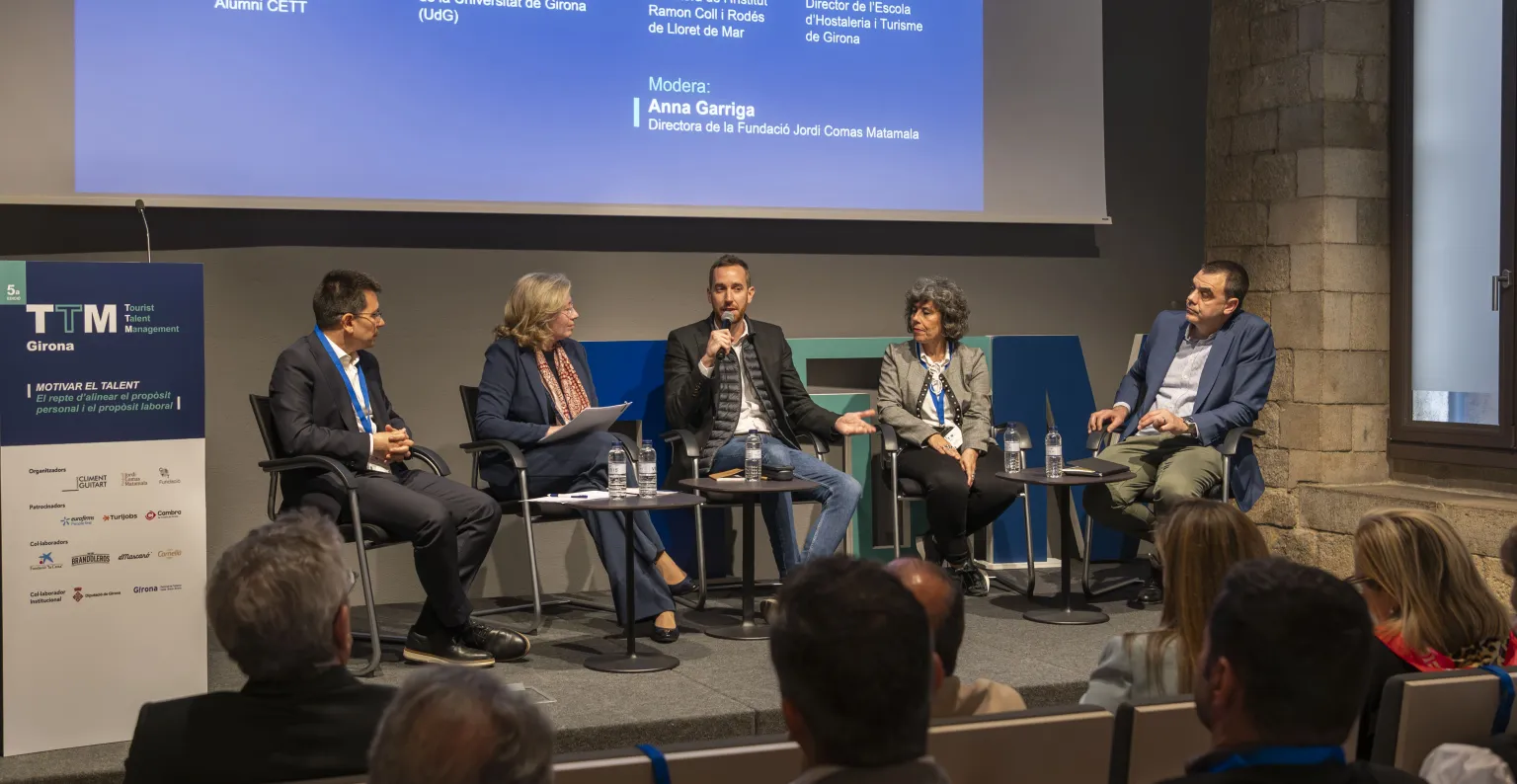 integrantes de una mesa redonda hablando