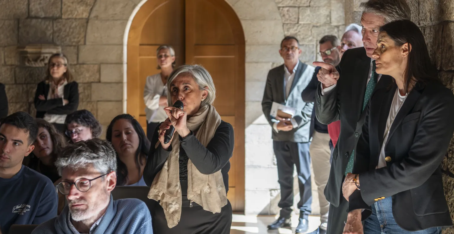 el público atendiendo una conferencia