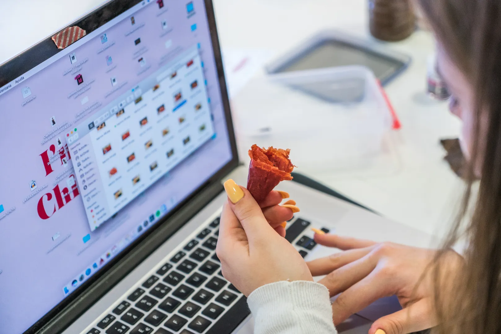 Una alumna observando un producto delante de una pantalla.