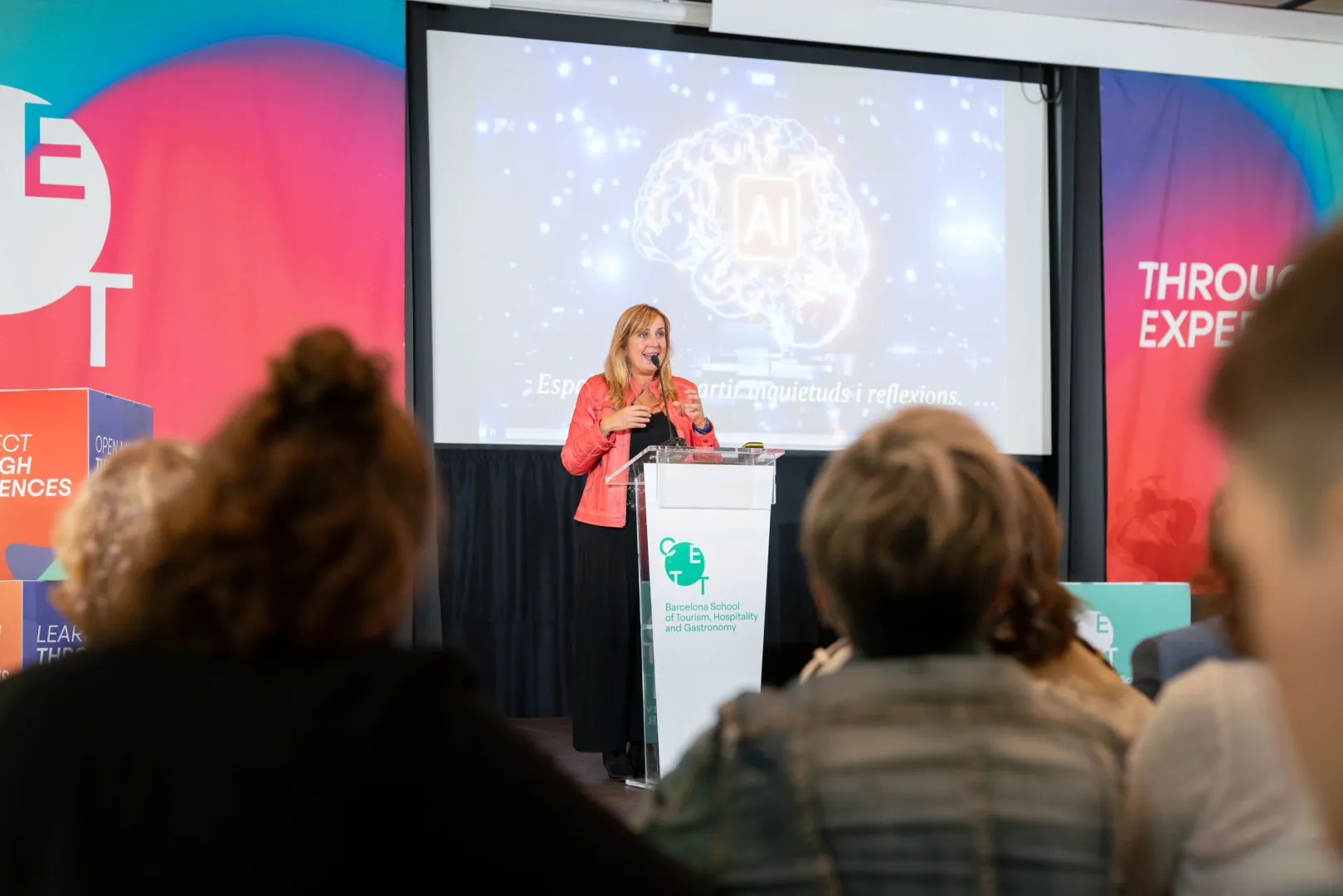 Xantal Llavina hablando en el escenario