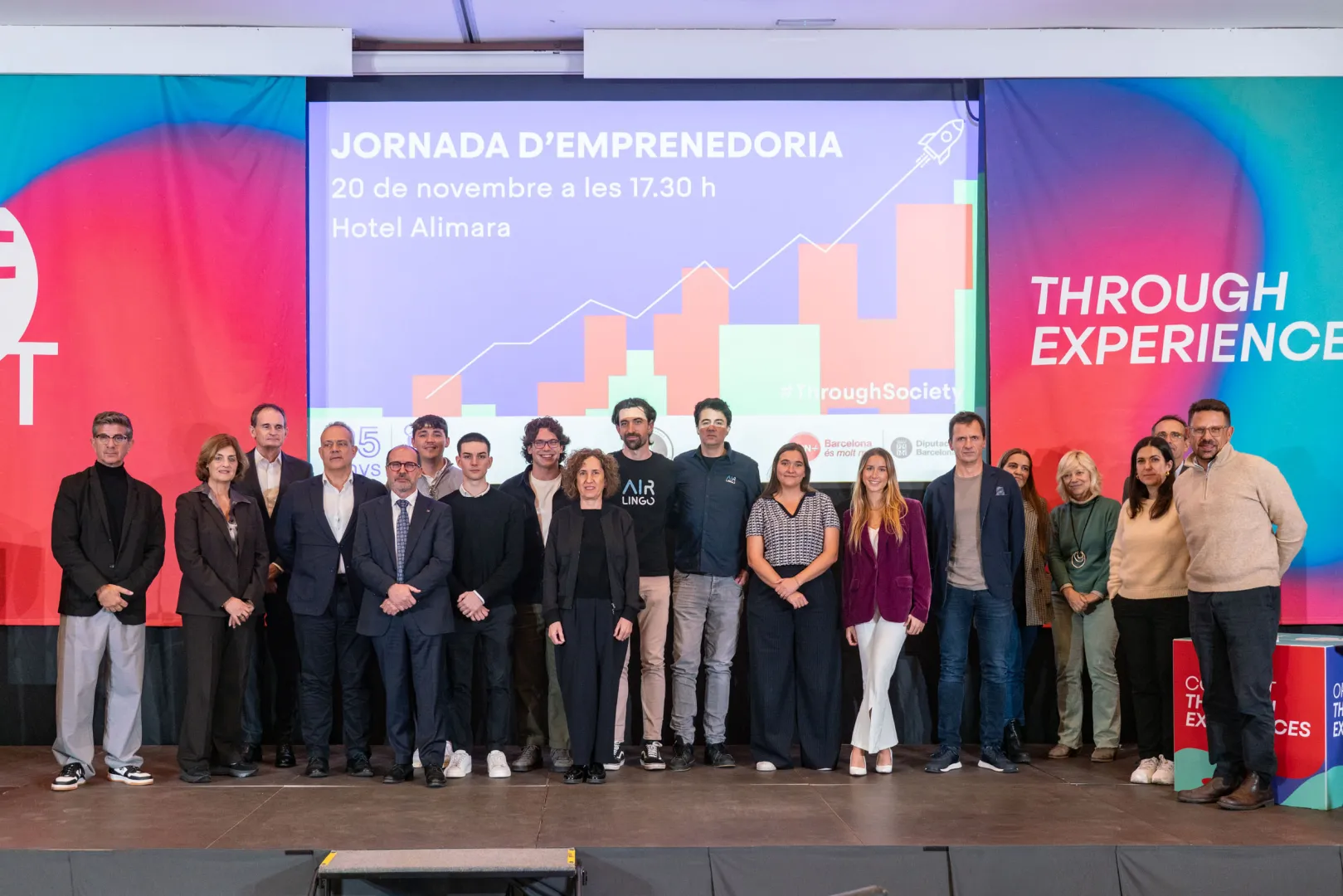 Fotografia de totes les persones participants i el jurat sobre l'escenari.