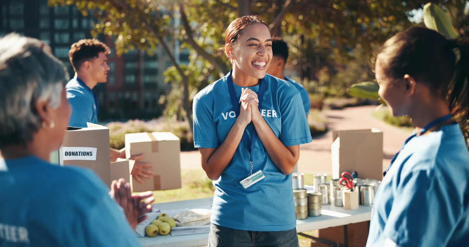 Un grupo de voluntarios trasladando cajas.